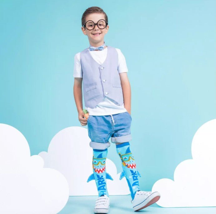 nino con calcetines de tiburon