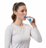 persona probando el entrenador respiratorio ajuastable
